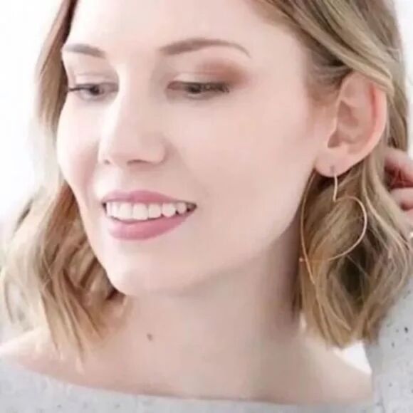 stella & dot ~ gold ~ essential hammered heart hoops - Picture 5 of 6